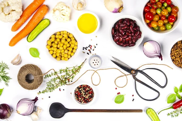 Složky barevných potravin na bílém pozadí — Stock fotografie