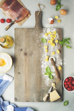 ahşap tahta üzerinde ham İtalyan makarna tortellini