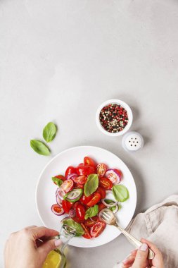 Sağlıklı yemek salata eller