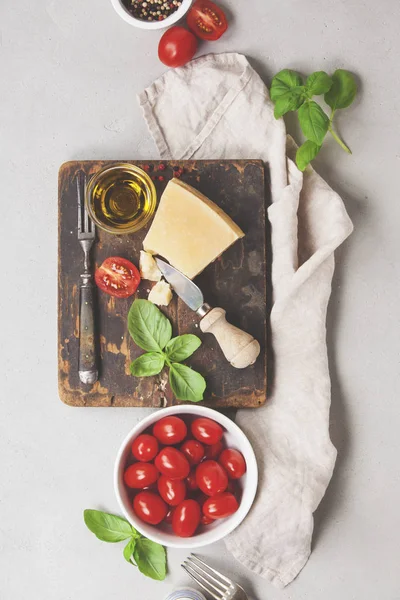 Ingredientes alimentares frescos para a cozinha italiana . — Fotografia de Stock
