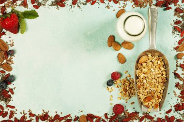 Sağlıklı kahvaltı ayarla granola, superfoods, badem sütü ile ve 