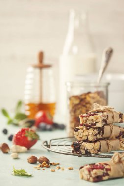 Granola bar mavi bir rustik tablo