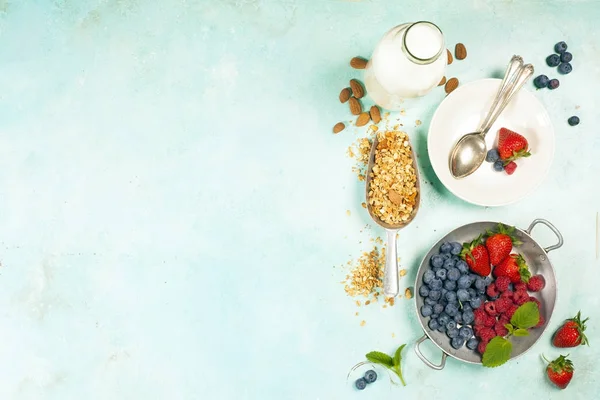 Здоровый завтрак с мюсли, миндальным молоком и ягодами . — стоковое фото