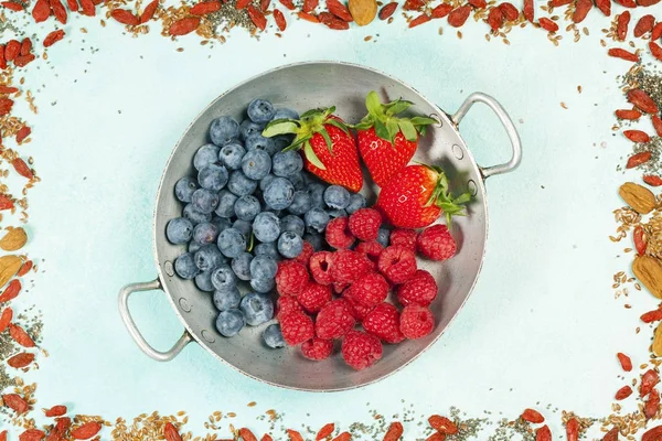 Berry no fundo azul — Fotografia de Stock