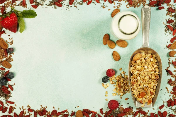Pequeno-almoço saudável conjunto com granola, superalimentos, leite de amêndoa e — Fotografia de Stock