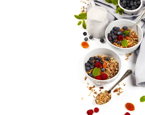 Zdrowe śniadanie - domowe muesli, miód, mleko i jagody — Zdjęcie stockowe