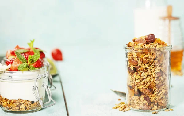 Gezond ontbijt. Parfait van zelfgemaakte yoghurt met muesli, bessen — Stockfoto