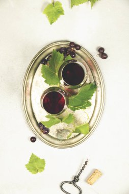 Şarap ve üzüm gri mermer arka plan üzerinde