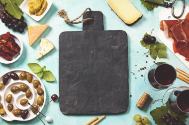 Mavi arka plan şarap ve snack sette