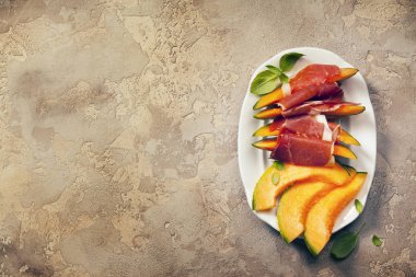 Prosciutto jambonu kavun karpuz ile. İtalyan antipasti snack