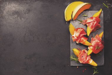 Prosciutto jambonu kavun karpuz ile. İtalyan antipasti snack