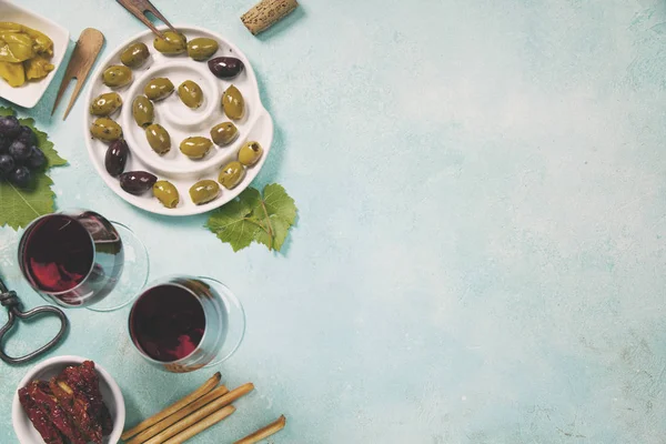 Vino e snack su sfondo blu — Foto Stock