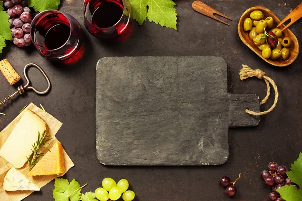 Ορεκτικά σύνολο του οίνου: γαλλικό τυρί επιλογής, σταφύλια και καρύδια — Φωτογραφία Αρχείου