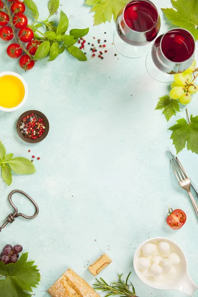 Snack italiano antipasti para vino. Ensalada de Caprese —  Fotos de Stock