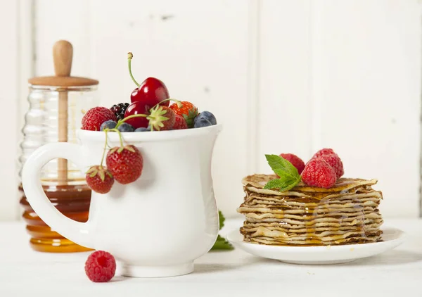 Gemischte Beeren und Pfannkuchen — Stockfoto