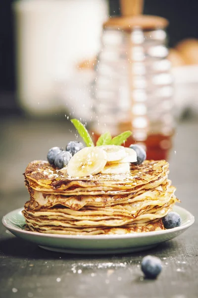 Homemade pancakes with fresh bananas, blueberries and honey — Stock Photo, Image