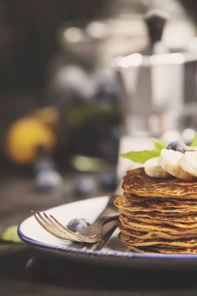 Panquecas caseiras com bananas frescas, mirtilos e mel — Fotografia de Stock