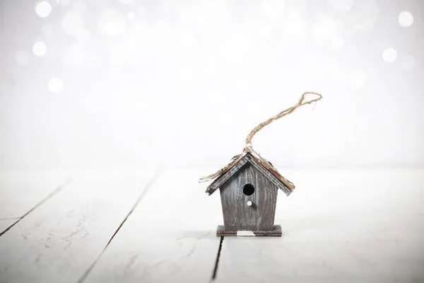 Vogelhaus auf rustikalem Holzhintergrund — Stockfoto