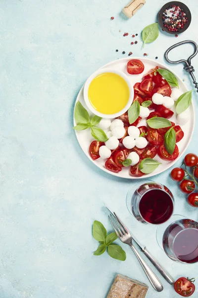 İtalyan antipasti şarap için snack. Caprese salatası — Stok fotoğraf