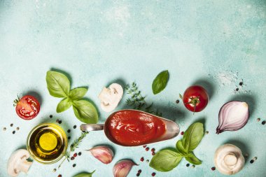 Mavi taş zemin üzerine taze malzemeler