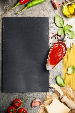 Domates soslu spagetti ve madde