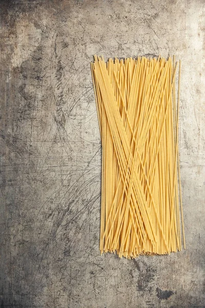 Rohe Spaghetti auf rustikalem Hintergrund — Stockfoto