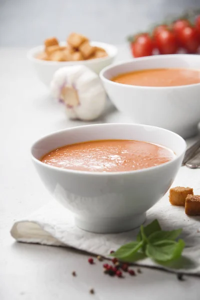 Huisgemaakte tomaten soep (of gazpacho) over concrete achtergrond — Stockfoto