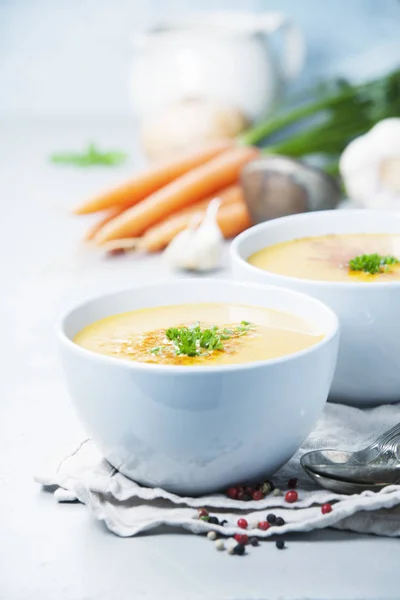 Gemüsecremesuppe in Schüssel vor grauem Betonhintergrund — Stockfoto