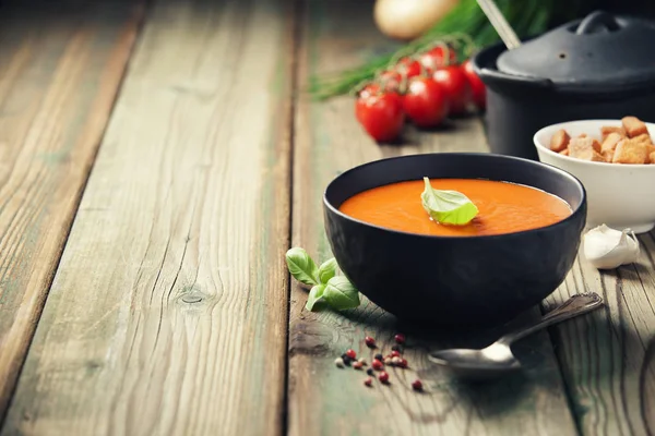 Huisgemaakte tomaten soep (of gazpacho) over oude houten achtergrond — Stockfoto