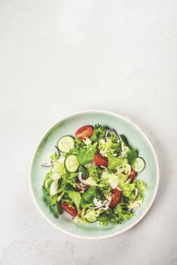 Taze sebze salatası.