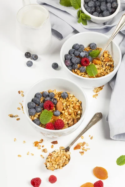 Sund morgenmad - Hjemmelavet granola, honning, mælk og bær - Stock-foto