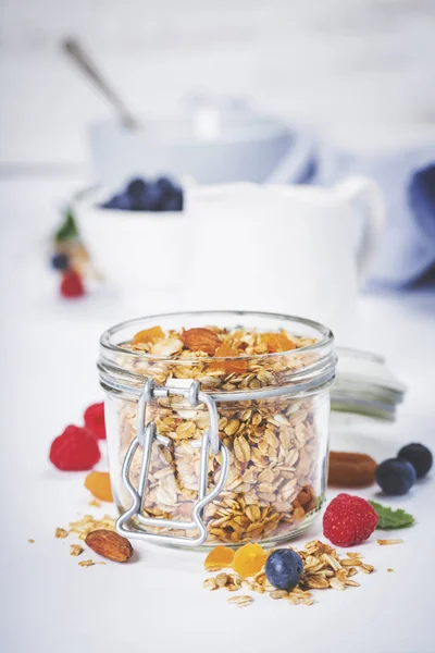 Gezond ontbijt - zelfgemaakte muesli, honing, melk en bessen — Stockfoto