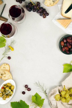 Şarap ve snack ayarlayın. Gri mermer arka plan, üstten görünüm, kopya alanı