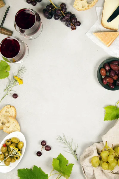Set di vino e snack. Sfondo in marmo grigio, vista dall'alto, spazio copia — Foto Stock