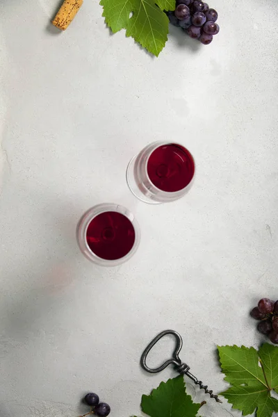 Şarap ve üzüm gri beton arka plan üzerinde — Stok fotoğraf
