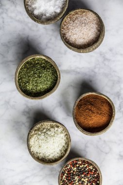 Rustik murble zemin üzerine baharat seti