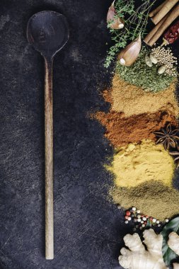Baharat ve otlar karanlık bir arka plan üzerinde