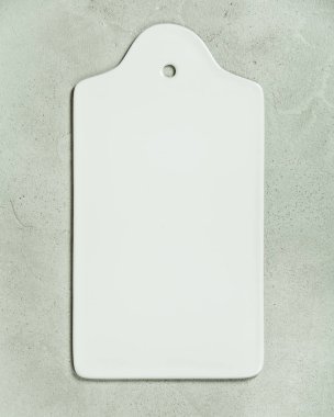 Beton zemin üzerine beyaz seramik kesme tahtası