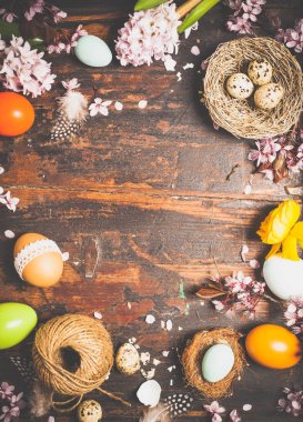 bahar çiçekleri ve Paskalya süsleri 