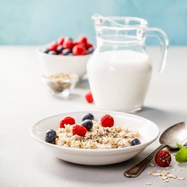 Yulaf lapası taze çilek ile