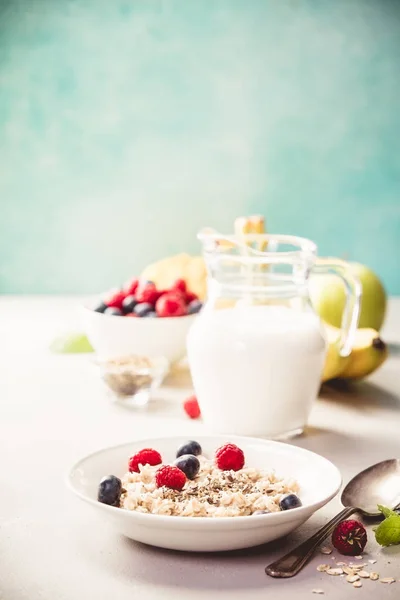 Porridge di farina d'avena con bacche fresche — Foto Stock