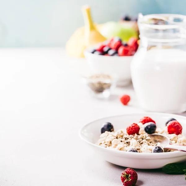 Oatmeal porridge with fresh berries — Stock Photo, Image