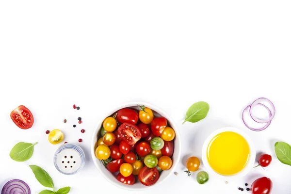 Salada de tomate com tomate fresco, manjericão e azeite — Fotografia de Stock