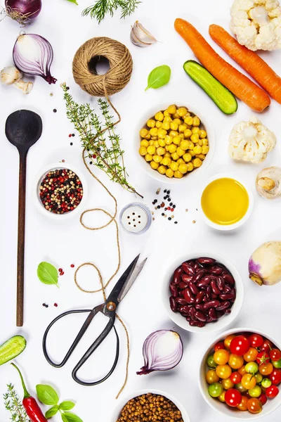 Ingredienti alimentari colorati su sfondo bianco — Foto Stock