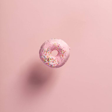 Pembe halka düşen veya hareket halinde uçan sprinkles ile