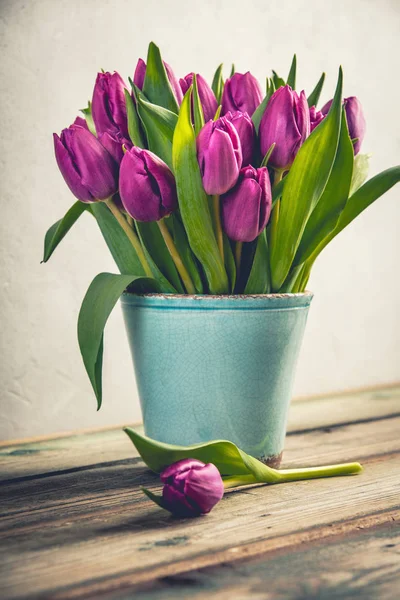 Un bouquet de tulipes violettes dans un vase — Photo