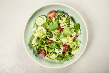 Taze sebze salatası.