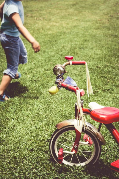 少女と古い三輪車 — ストック写真