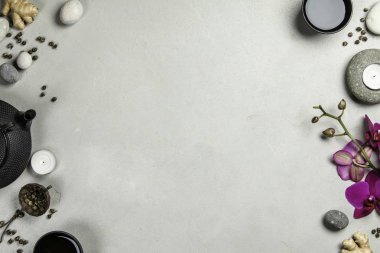Asya çay seti ve spa taşları beton zemin üzerine
