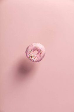 Pembe halka düşen veya hareket halinde uçan sprinkles ile